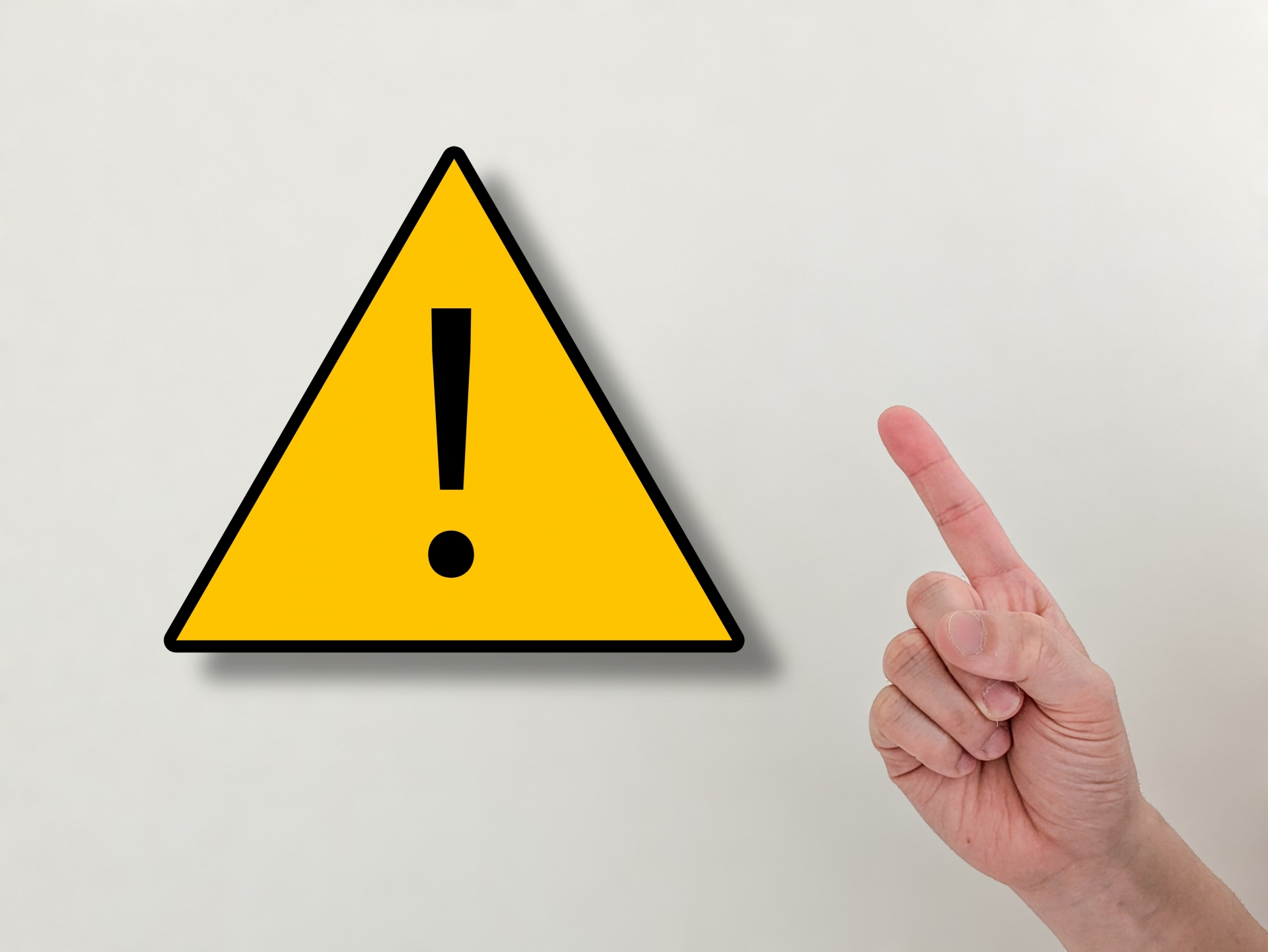 床下にできた蜂の自力駆除が危険な理由